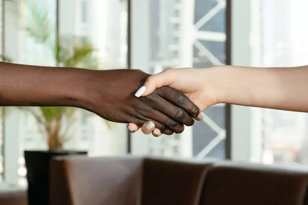 Poignée de main pour une bonne relation client