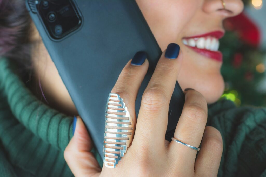 Une femme au téléphone
