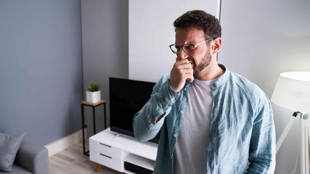 Personne qui se pince le nez à cause d'une odeur désagréable